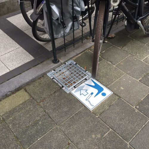Asbaktegel Junior 30x30cm 23 Een tegel-asbak, duurzaam en voordelig en in combinatie met een icoon-tegel, voor iedereen duidelijk waar de peuken horen